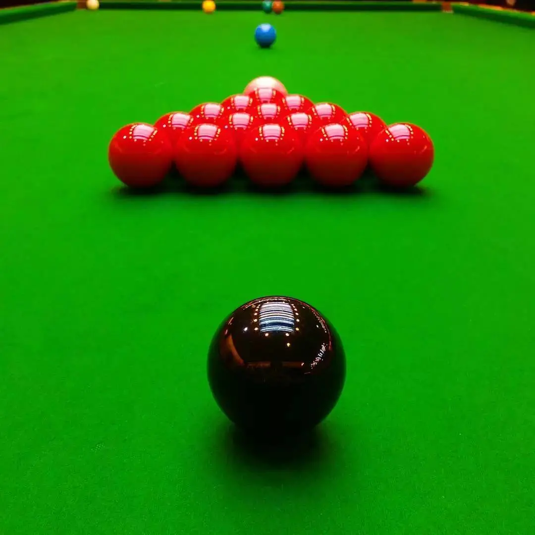 传奇对决！2023斯诺克国际锦标赛，约翰·希金斯激战乔丹·布朗，谁能捧起奖杯？